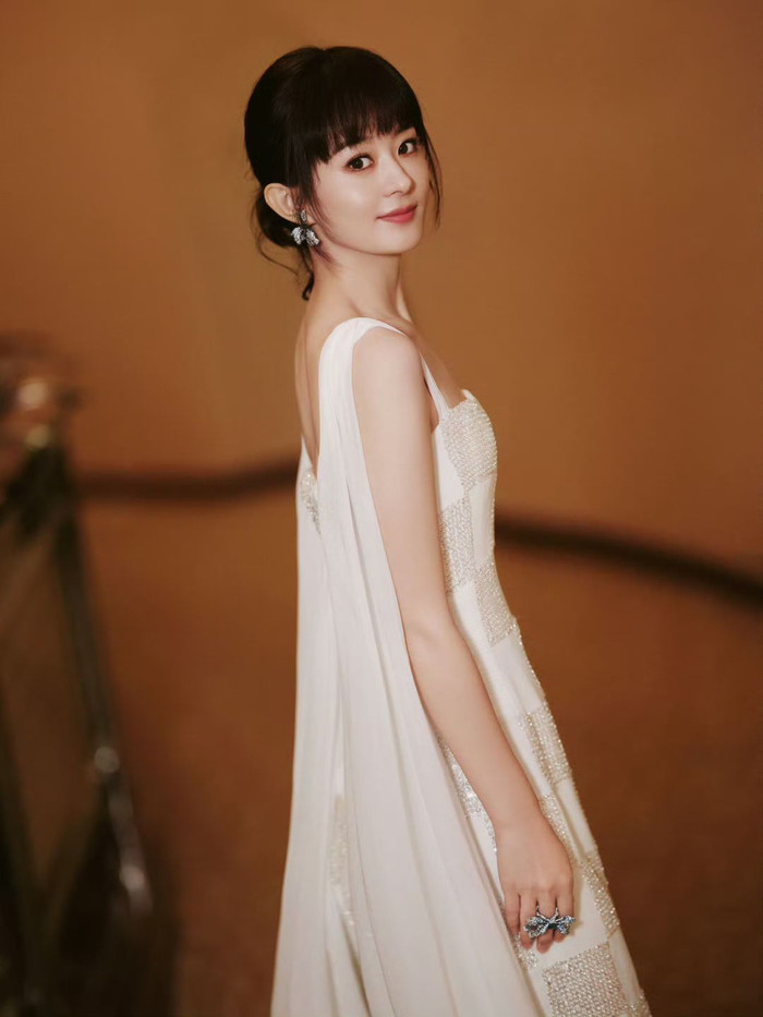 Loạt ảnh mới của Triệu Lệ Dĩnh ngay lập tức thu hút sự chú ý từ cộng đồng mạng.