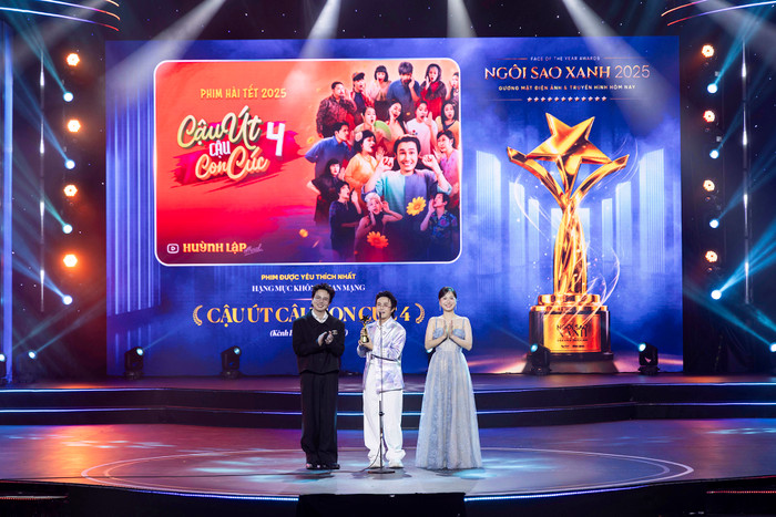 Diễn viên Huỳnh Lập nhận giải thưởng.