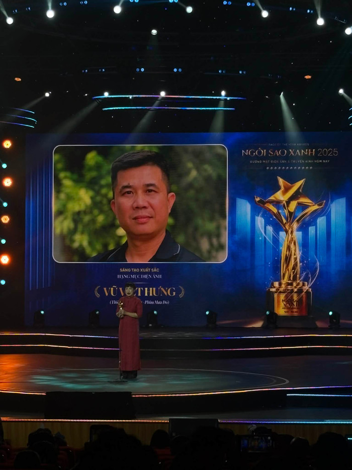 Đạo diễn phim Mưa Đỏ Đặng Thái Huyền nhận thay.