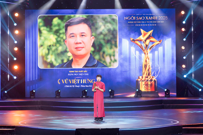 Đạo diễn phim Mưa Đỏ Đặng Thái Huyền nhận thay.