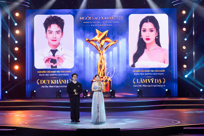 Duy Khánh và Lâm Vỹ Dạ nhận giải.