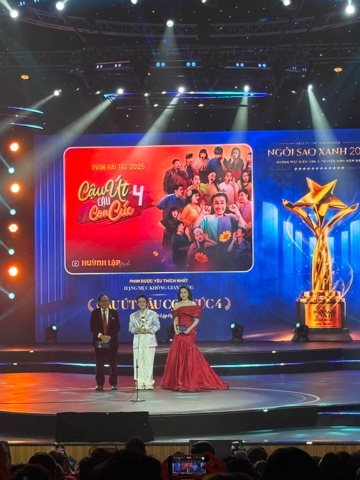 Diễn viên Huỳnh Lập nhận giải thưởng.