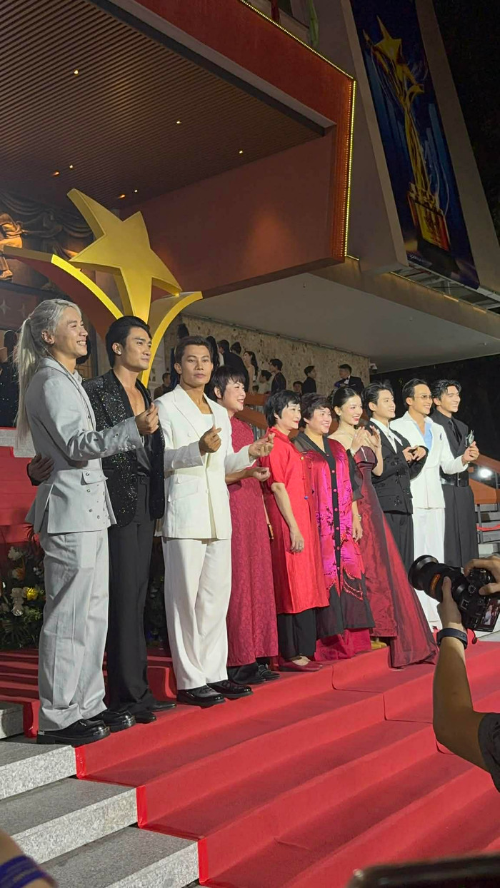 Ê kíp phim Mưa đỏ tại thảm đỏ lễ trao giải.