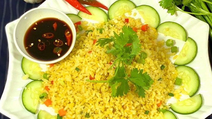 Để món ăn càng thêm ngon miệng, nhiều người ăn kèm dưa leo và nước tương ớt. (Ảnh minh họa từ Internet)