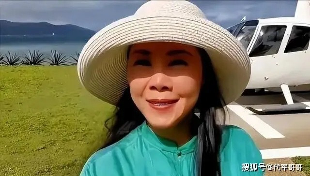 Nữ ca sĩ gạo cội về quê hương biểu diễn sau hàng chục năm ở nước ngoài, bị chỉ trích dữ dội Ảnh 2