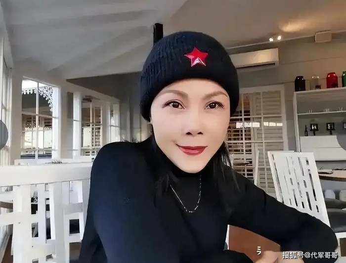 Nữ ca sĩ gạo cội về quê hương biểu diễn sau hàng chục năm ở nước ngoài, bị chỉ trích dữ dội Ảnh 1