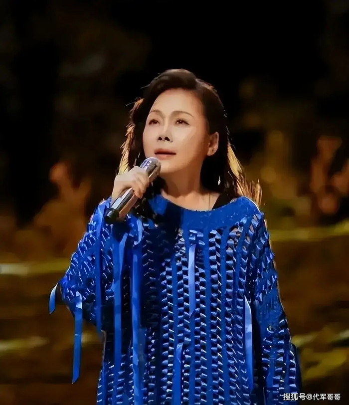 Nữ ca sĩ gạo cội về quê hương biểu diễn sau hàng chục năm ở nước ngoài, bị chỉ trích dữ dội Ảnh 4