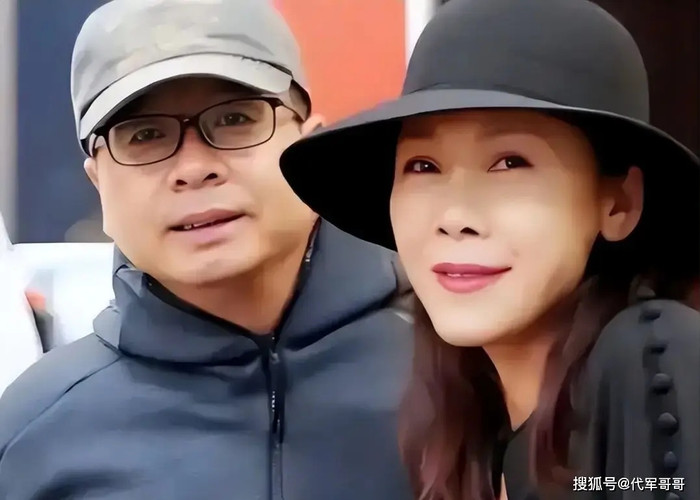 Nữ ca sĩ gạo cội về quê hương biểu diễn sau hàng chục năm ở nước ngoài, bị chỉ trích dữ dội Ảnh 3