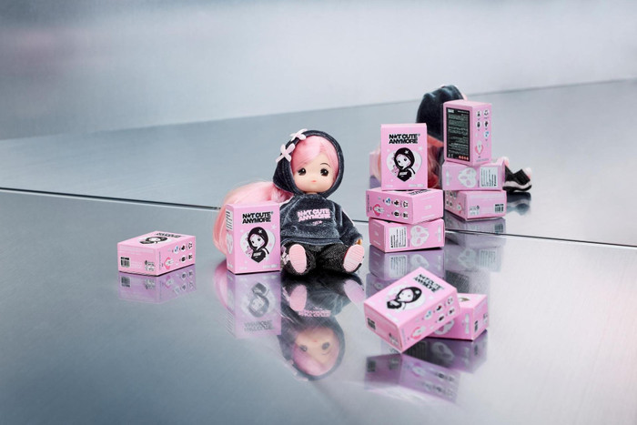 Phiên bản 'Little Mimi' của album 'NOT CUTE ANYMORE' phát hành tháng 11 năm 2025 của nhóm nhạc nữ Kpop ILLIT, kèm theo một búp bê mini độc quyền / Ảnh: Belift Lab