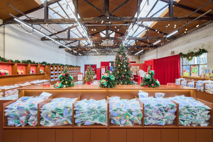 Hình ảnh bên trong cửa hàng bán đồ lưu niệm 'HOLIDAY with MINITEEN POP-UP' ​​của nhóm nhạc SEVENTEEN.&nbsp;