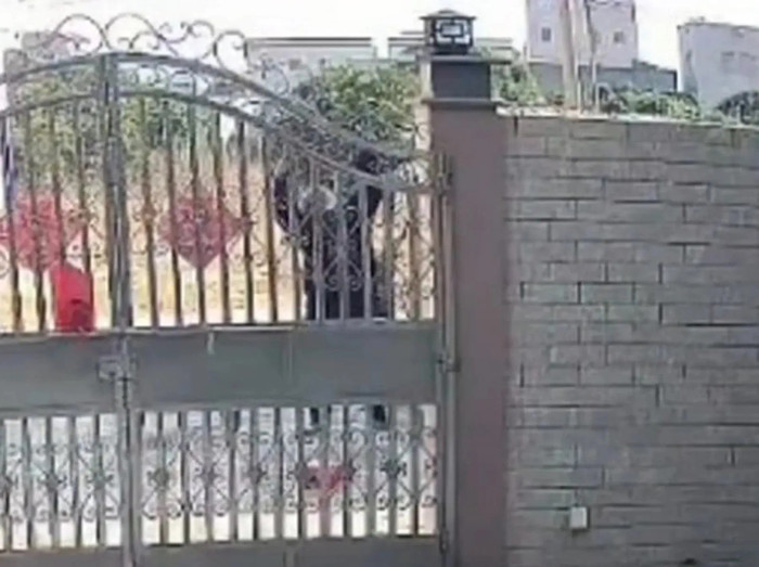 Bà cụ 82 tuổi hành động gây sốc trong lúc không có ai ở nhà, gia đình bàng hoàng sau khi kiểm tra camera Ảnh 3