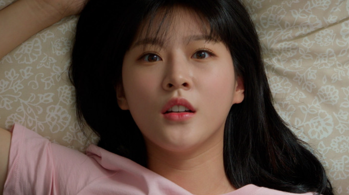 Kim Sae Ron trong vai Han Yeo Ul, nữ sinh tuổi 17 hồn nhiên, tinh nghịch nhưng mang nhiều rung động đầu đời