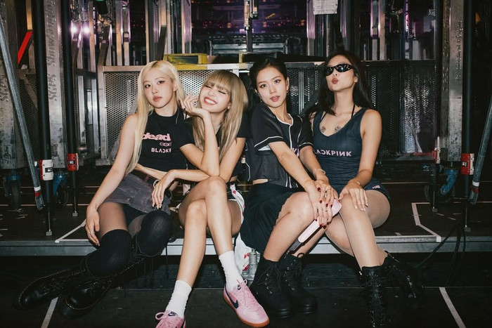 Jennie lộ rõ niềm hạnh phúc mỗi khi nhắc đến các thành viên của nhóm nhạc BLACKPINK. Ảnh: IGNV