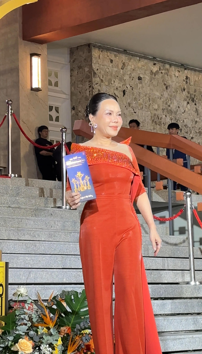 Việt Hương xuất hiện lẻ bóng tại thảm đỏ Ngôi Sao Xanh (Ảnh: Vân Anh).