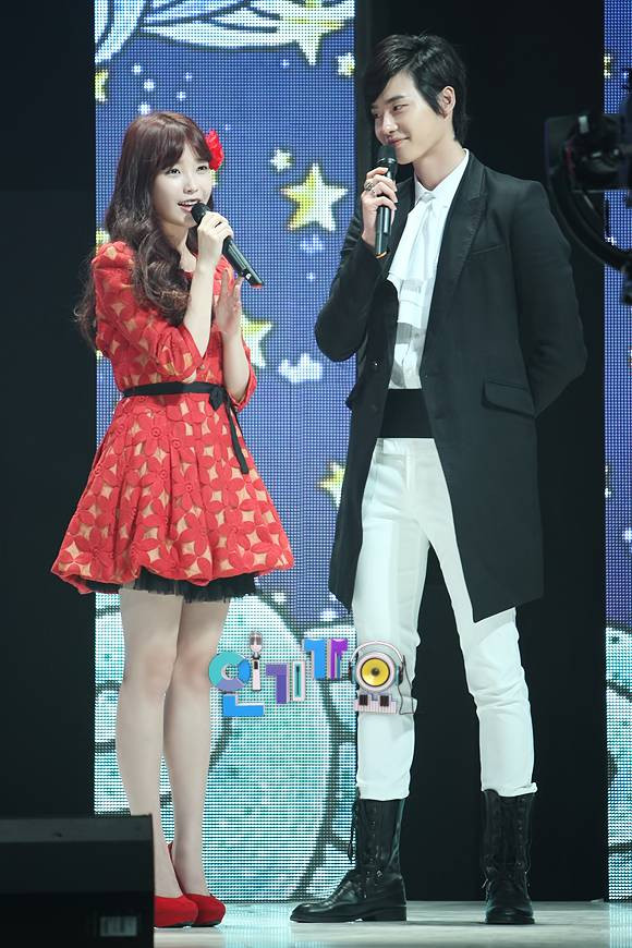 IU và Lee Jong Suk từng làm việc chung vào năm 2012, cho đến năm 2022 cả hai quyết định bước vào mối quan hệ tình cảm. Ảnh: Inkigayo