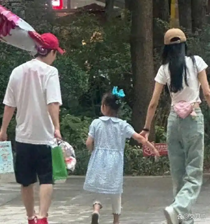 Ngô Thiến và Trương Vũ Kiếm được bắt gặp đưa con gái đi du lịch - Ảnh: Sohu