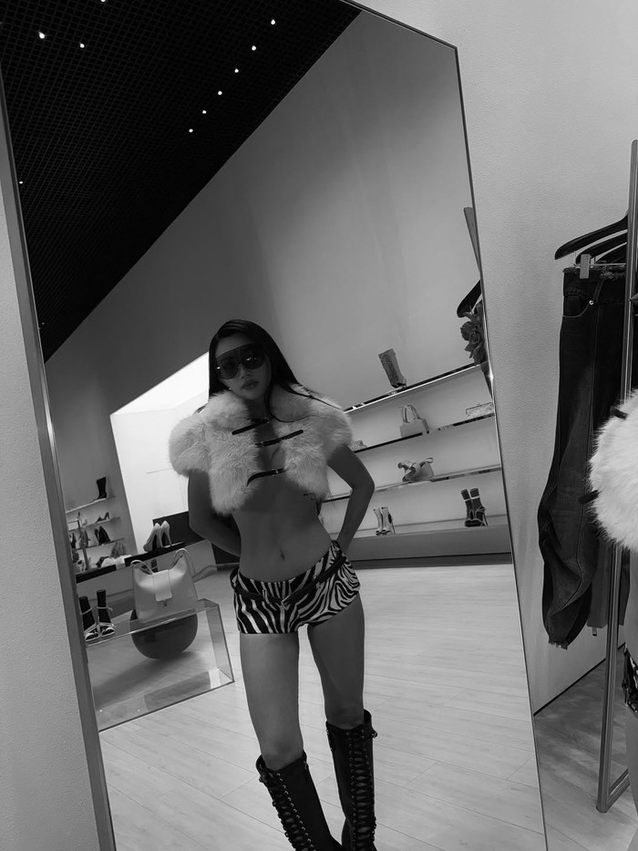 Vóc dáng 'bốc lửa' của Sĩ Thanh được phô trọn với bộ đồ ngắn cũn cỡn. Ảnh: IGNV