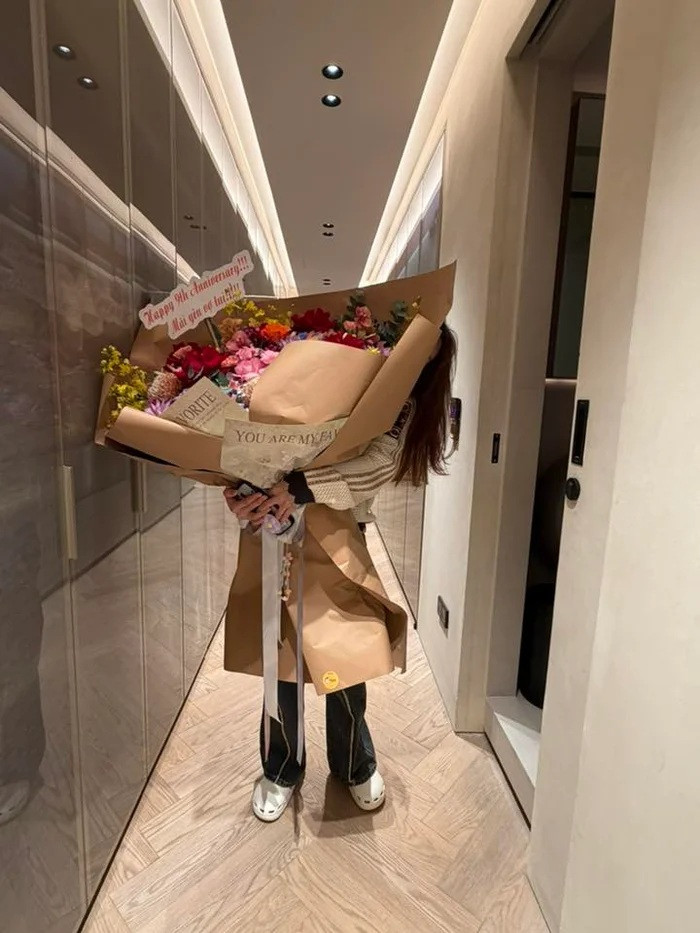 Nữ ca sĩ khoe món quà đặc biệt từ chồng.