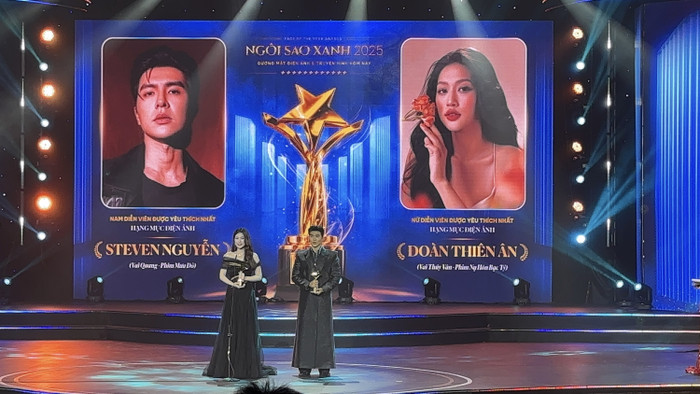 Đoàn Thiên Ân xúc động chia sẻ trên sân khấu Ngôi Sao Xanh (Ảnh: Vân Anh)