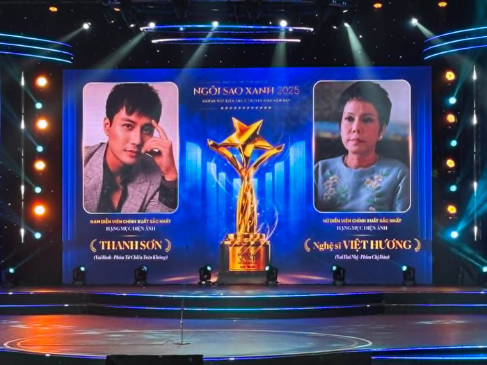 Việt Hương được vinh danh Nữ diễn viên chính xuất sắc nhất, hạng mục điện ảnh tại Ngôi Sao Xanh (Ảnh: Vân Anh).