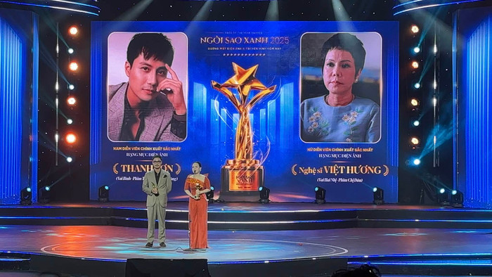 Việt Hương chia sẻ trên sân khấu Ngôi Sao Xanh sau khi nhận cúp (Ảnh: Vân Anh).