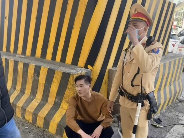 Đối tượng bị lực lượng Cảnh sát giao thông cùng người dân bắt giữ. Ảnh: Công an TP Hà Nội