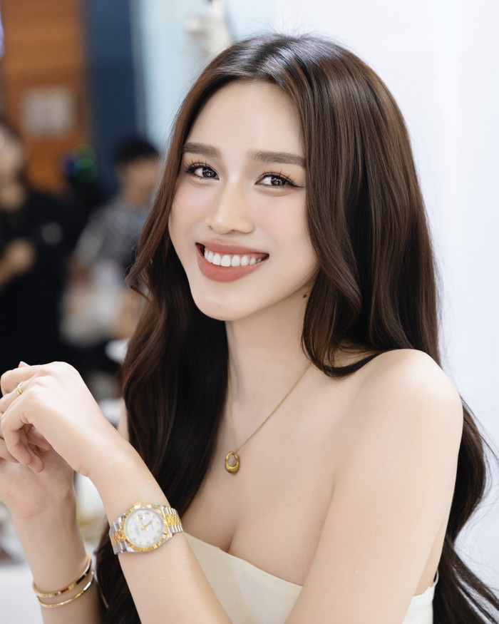 &nbsp;Đỗ Thị Hà thu hút sự chú ý với chiếc đồng hồ nạm kim cương trị giá hơn 500 triệu đồng. Ảnh: FBNV