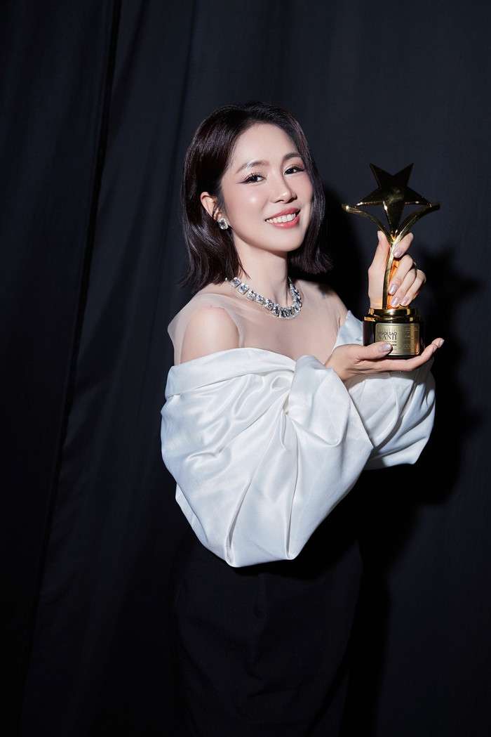 10 năm trước, Lê Phương cũng từng nhận giải thưởng này. Hiện tại, cô tiếp tục được vinh danh đầy tự hào.