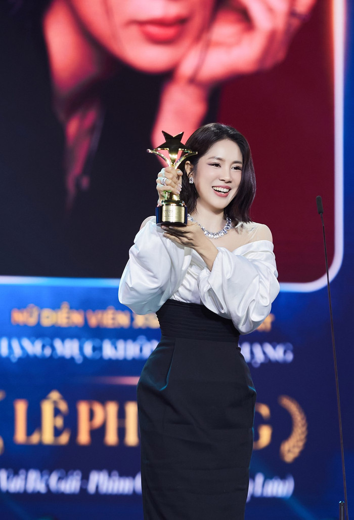 Lê Phương nhận giải Nữ diễn viên xuất sắc nhất, hạng mục Không gian mạng do Hội đồng Nghệ thuật bình chọn.