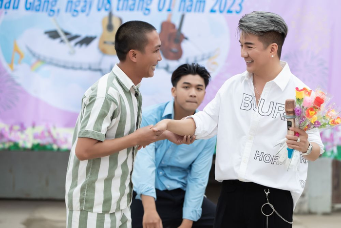 Hành trình mang xuân về trại giam của Đàm Vĩnh Hưng chắc chắn sẽ còn được tiếp tục trong 5 năm, 10 năm và xa hơn nữa.