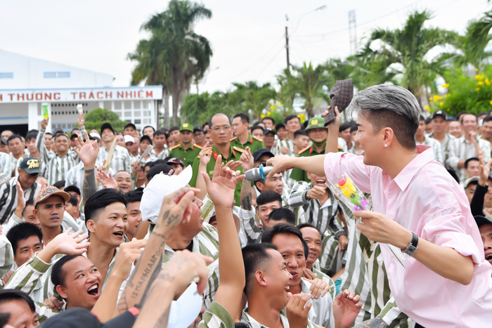 Suốt 10 năm qua, Đàm Vĩnh Hưng đều duy trì hoạt động mang mùa xuân đến những trại giam.