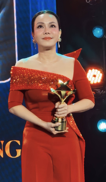 Việt Hương xúc động cầm trên tay cúp Nữ diễn viên chính xuất sắc nhất hạng mục Điện ảnh tại Ngôi Sao Xanh 2025