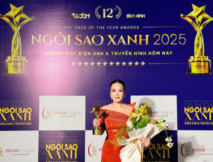 Việt Hương rạng rỡ trong hậu trường lễ trao giải, khép lại năm 2025 bằng một dấu son trọn vẹn