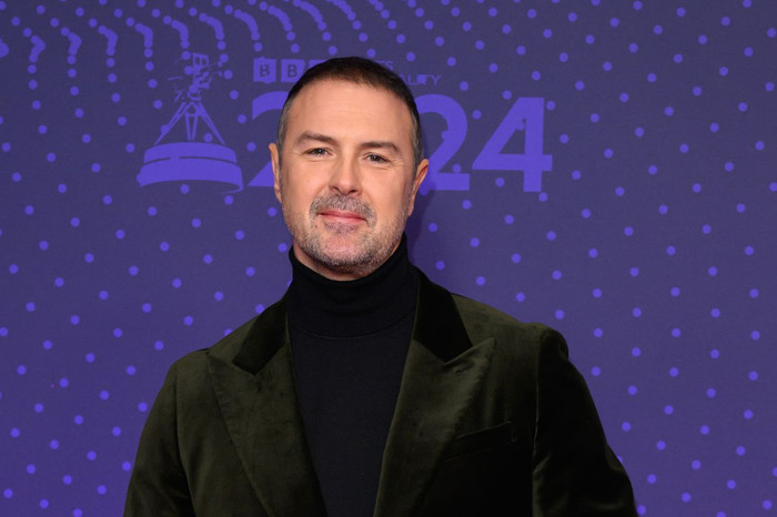 Danh hài 52 tuổi khoe cơ bắp săn chắc sau thời gian nhậu nhẹt và ăn uống vô độ. Ảnh: Mirror