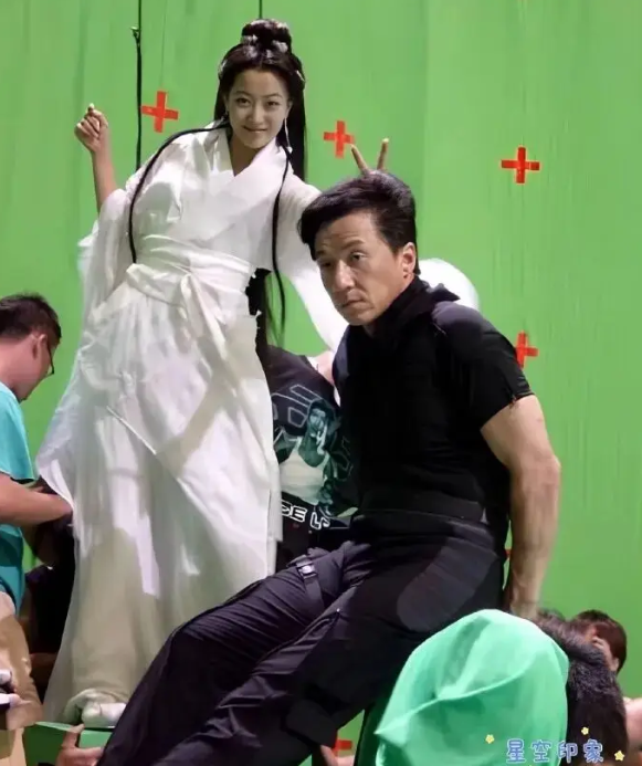 Kim Hee Sun và Thành Long trong hậu trường một dự án điện ảnh, ghi dấu tình bạn bền chặt ngoài đời thực