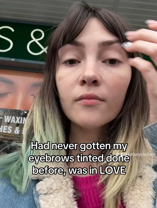 Nữ Tiktoker giải thích rằng cô biết mình bị dị ứng với thuốc nhuộm tóc, tuy nhiên, vì hầu hết các salon đều sử dụng thuốc nhuộm dịu nhẹ, nên cô không bị phản ứng gì.