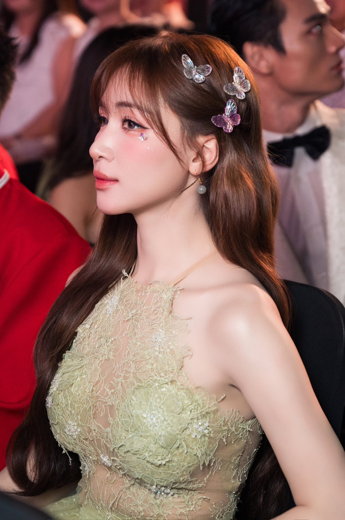 Hòa Minzy thể hiện sự cầu thị khi tiếp nhận ý kiến của khán giả. Ảnh: FBNV