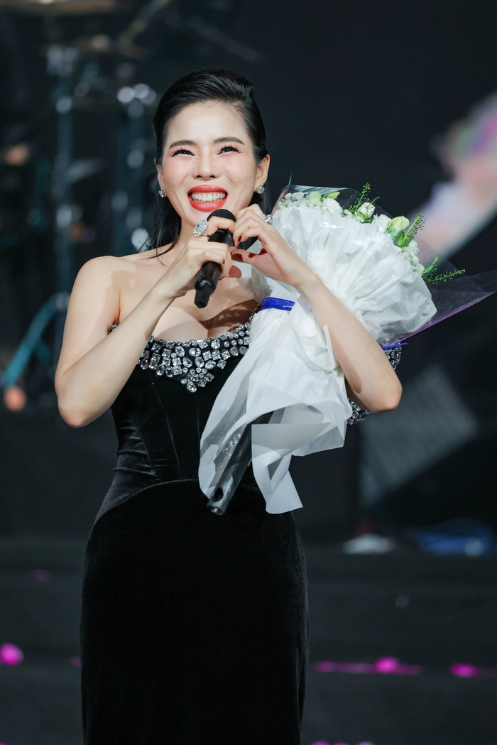 Những sân khấu có sự xuất hiện của Lệ Quyên đều chật kín khán giả. Ảnh: FBNV