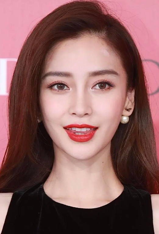 Loạt ảnh chưa qua chỉnh sửa của Angelababy ngay lập tức thu hút sự chú ý của cộng đồng mạng.