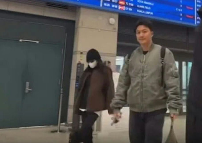 Jennie ăn mặc kín mít khi xuất hiện ở sân bay. Ảnh chụp màn hình