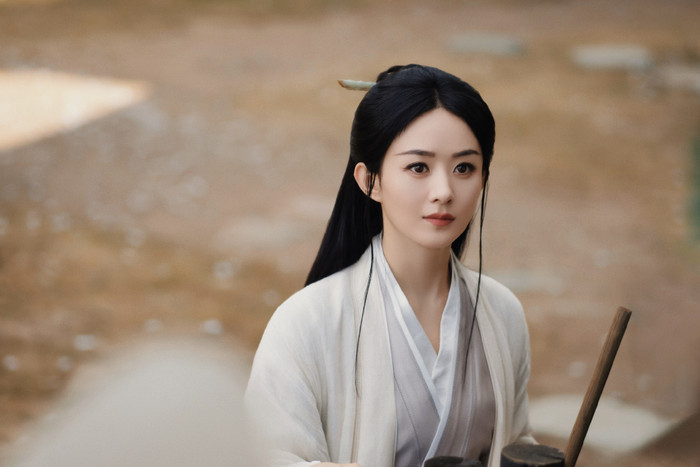 Triệu Lệ Dĩnh giữ vững danh xưng 'nữ hoàng rating' với loạt phim kinh điển như Hoa Thiên Cốt, Sở Kiều Truyện và Minh Lan Truyện - tác phẩm vừa cán mốc 25 tỷ lượt xem vào năm 2025. Sau thành công của Dữ Phượng Hành (2024), cô tiếp tục tái xuất đầu năm 2026 với Tiểu Thành Đại Sự, nhận nhiều kỳ vọng.