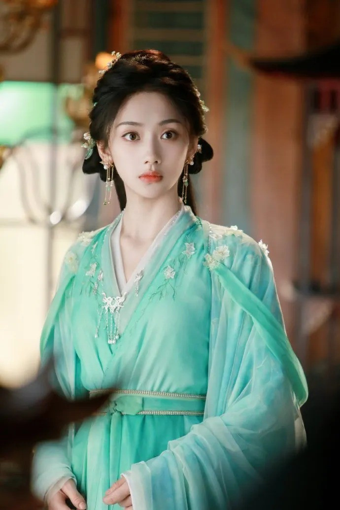 Vương Ảnh Lộ gây chú ý sau Dị Nhân Chi Hạ nhờ phong cách diễn xuất cá tính và nét đẹp khác biệt. Cô được xem là làn gió mới cho dòng phim cổ trang giả tưởng.