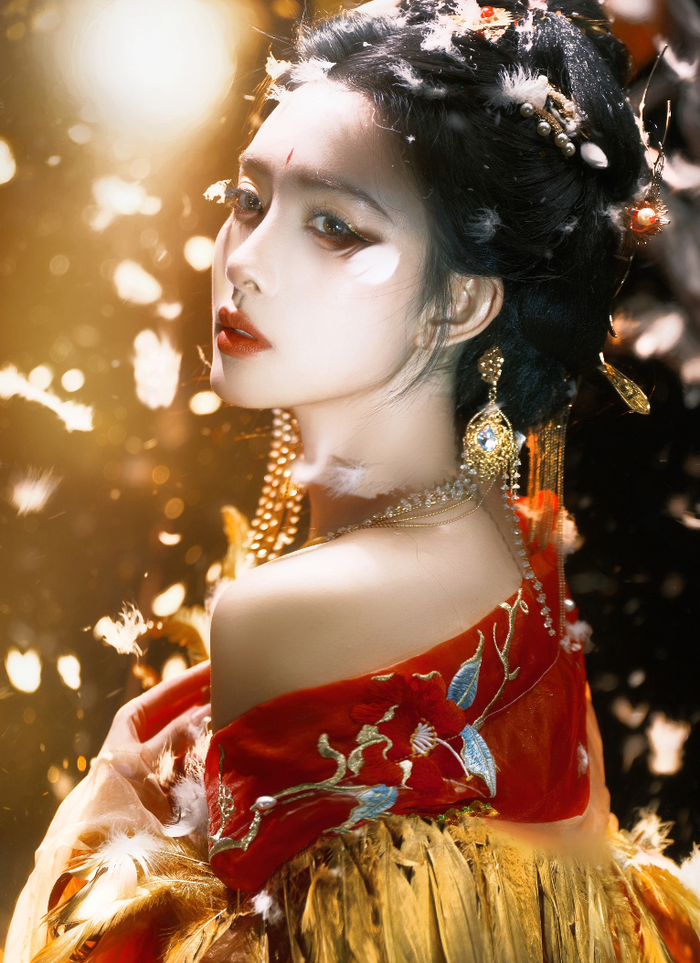 Mạnh Tử Nghĩa sở hữu vẻ đẹp rực rỡ, từng ghi dấu ấn với vai Mục Niệm Từ trong Anh Hùng Xạ Điêu. Những năm gần đây, cô thường gây chú ý khi đảm nhận vai phụ nổi bật trong các phim cổ trang và liên tục lọt top mỹ nhân cổ trang năm 2025.