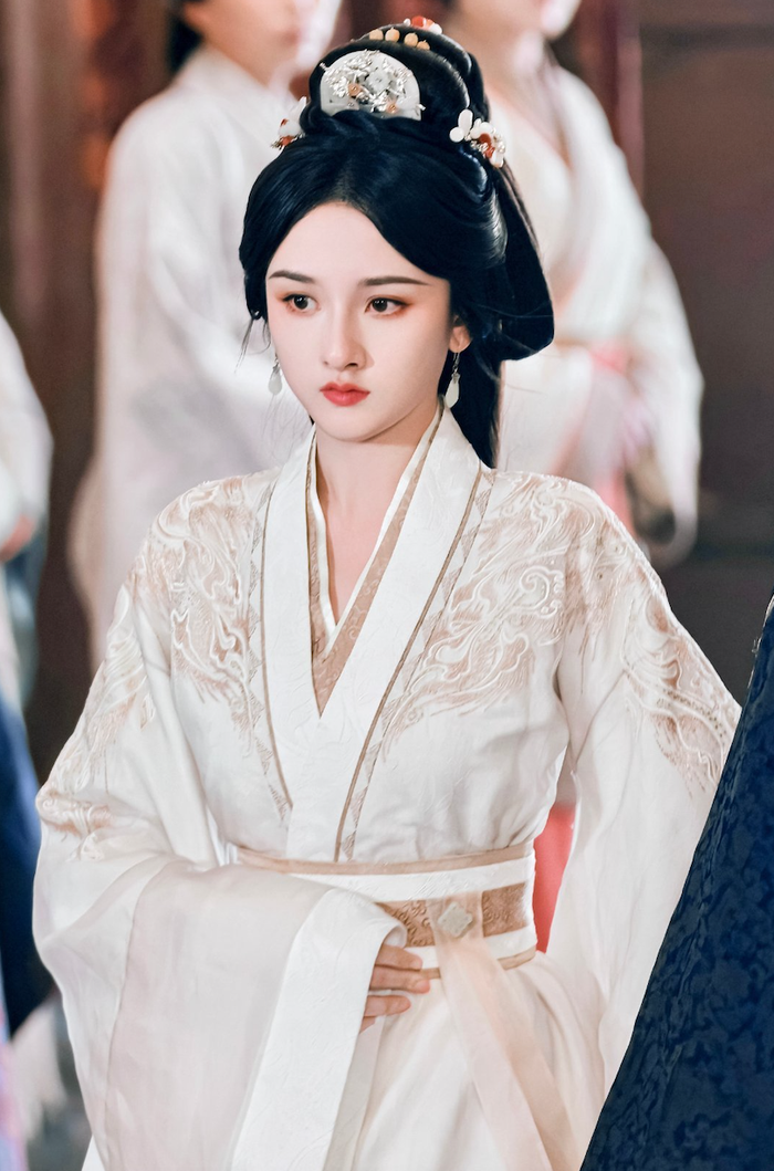 Tống Tổ Nhi gây chú ý nhờ nhan sắc và tạo hình cổ trang sắc sảo qua Cửu Châu Phiêu Miểu Lục. Dù gặp một số ồn ào cá nhân, dự án Khom Lưng vẫn được khán giả mong đợi nhờ yếu tố thẩm mỹ nổi bật.