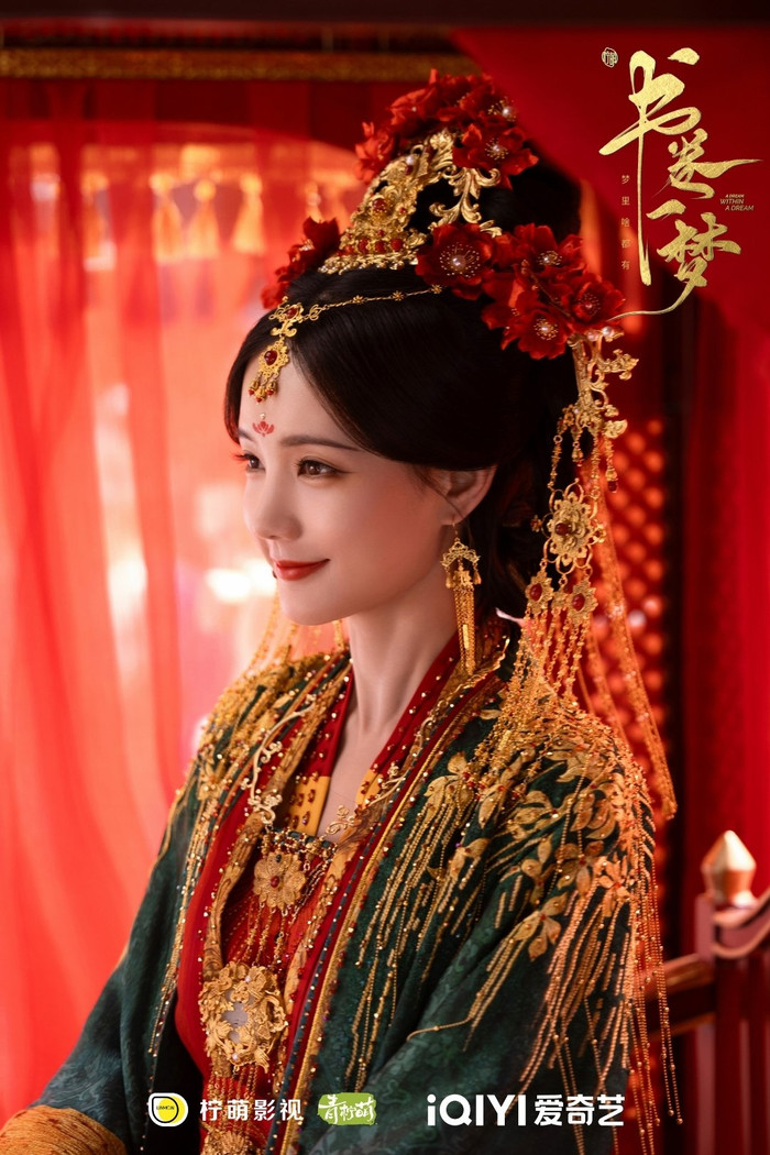 Lý Nhất Đồng là gương mặt quen thuộc của phim cổ trang với nhiều vai chính trong Anh Hùng Xạ Điêu, Hạc Lệ Hoa Đình. Năm 2025, cô tiếp tục đảm nhận vai nữ chính trong Hồ Yêu Tiểu Hồng Nương: Vương Quyền.