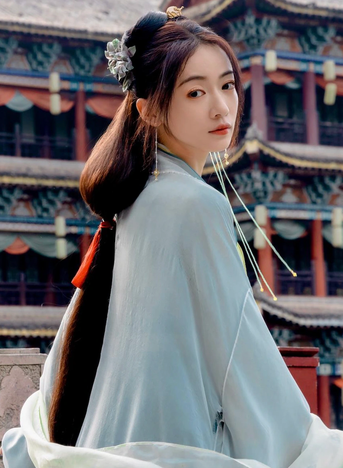 Sau dấu ấn lớn từ Diên Hi Công Lược, Ngô Cẩn Ngôn có màn trở lại ấn tượng với Mặc Vũ Vân Gian. Vai diễn trong phim giúp cô trở thành tâm điểm của dòng cổ trang quyền mưu.