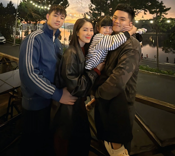 Lê Phương đang có cuộc sống êm ấm bên chồng và hai con. Ảnh: FBNV
