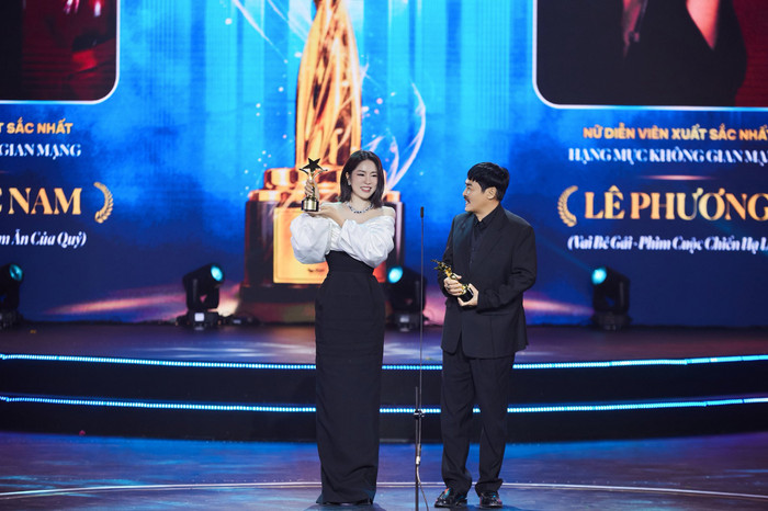 Lê Phương khi nhận cúp tại lễ trao giải Ngôi Sao Xanh 2025. Ảnh: FBNV