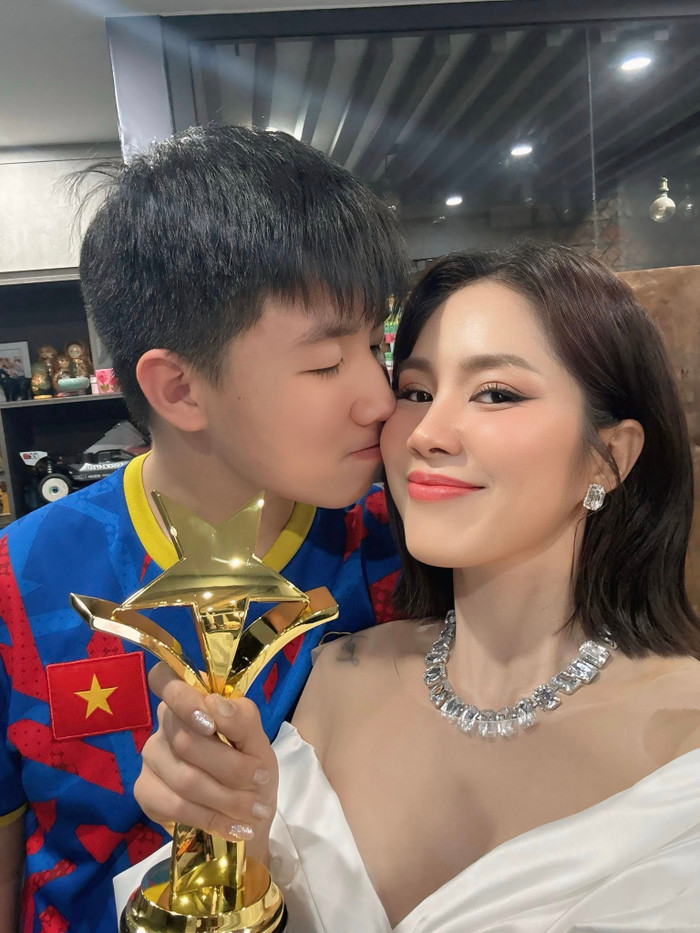 Lê Phương được người đặc biệt trao nụ hôn đong đầy tình cảm. Ảnh: FBNV