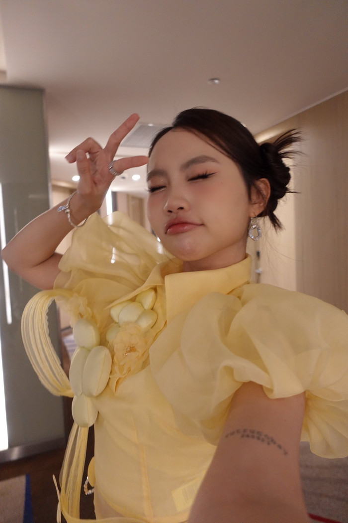 Hành động của Phương Mỹ Chi sau khi nhận quà từ người hâm mộ nhận về nhiều lượt tương tác tích cực (Ảnh: FBNV).